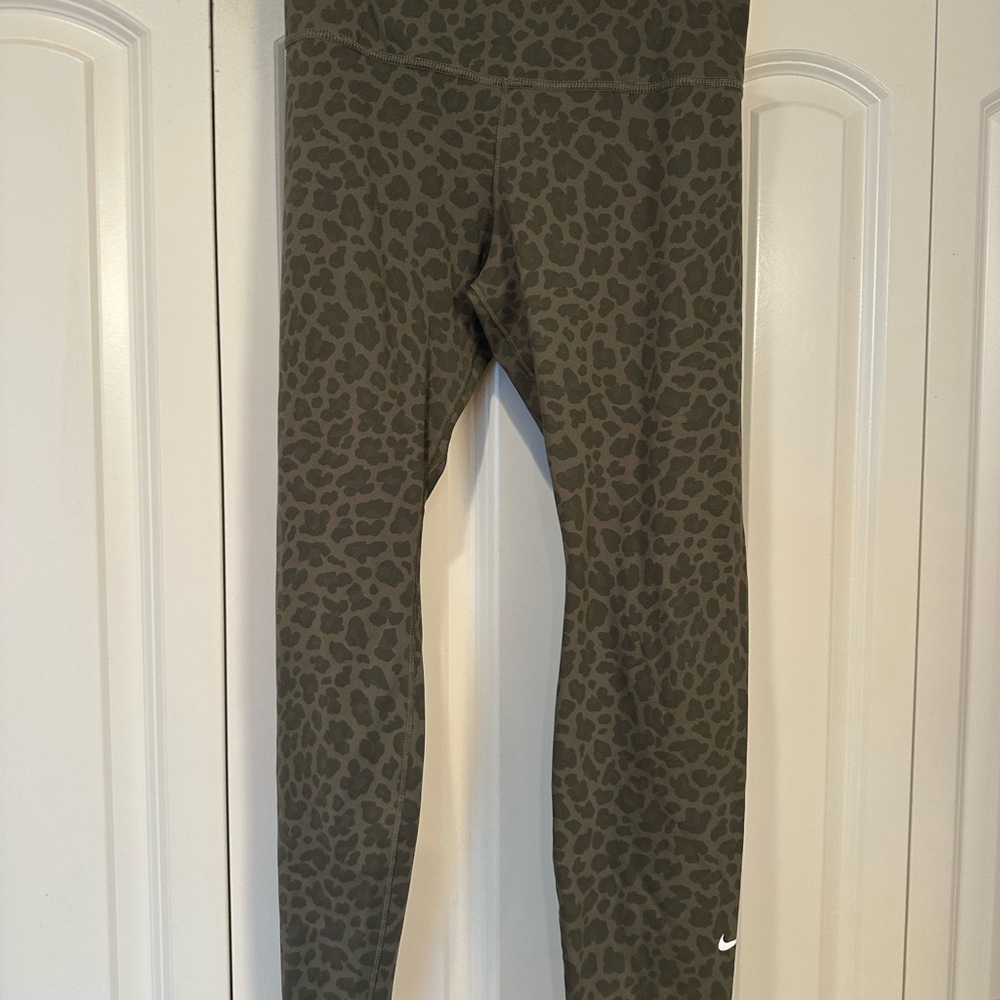Nike Women’s Leopard Print Leggings - forest green